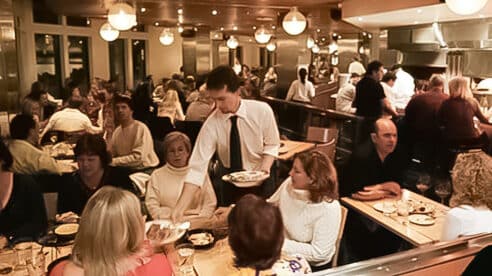 Imponer un consumo mínimo en un restaurante para sentarse a comer o tomar algo es legal