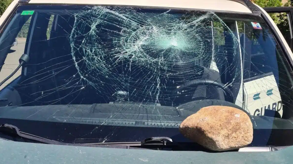 Condenado por reventar la luna a un vehículo de la Guardia Civil con una roca de 10 kilos