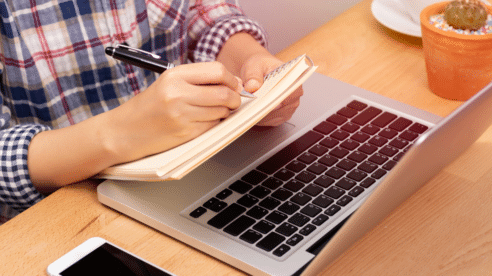 Desentrañando el Grado en Derecho Online: una puerta a tu futuro legal