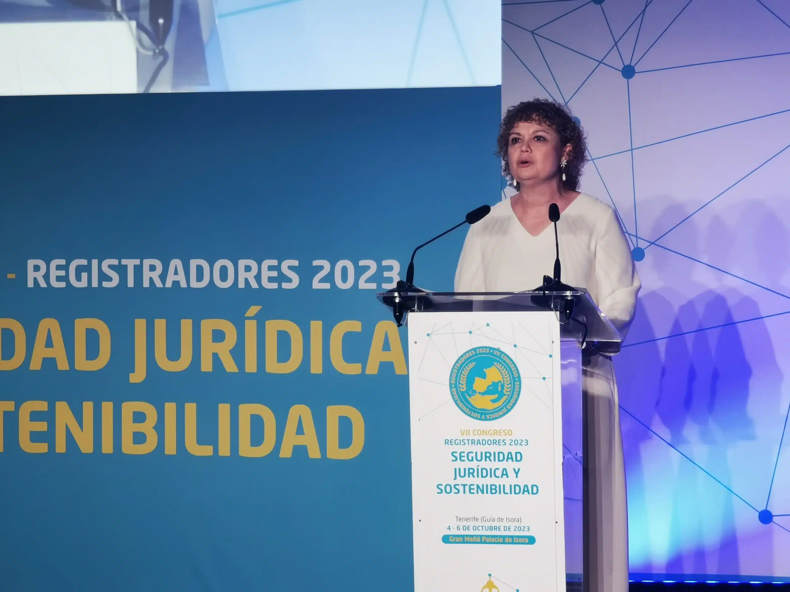 La decana de los Registradores, María Emilia Adán, reivindica la seguridad jurídica y la sostenibilidad como ejes de futuro