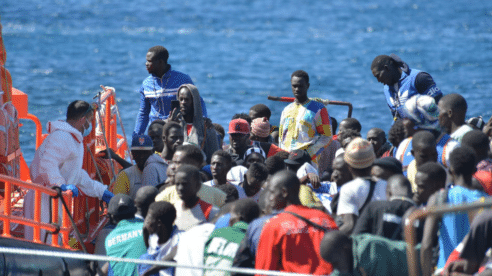La Fiscalía de Canarias pide más medios y una estructura estable para atender a los migrantes y acabar con los «parches»