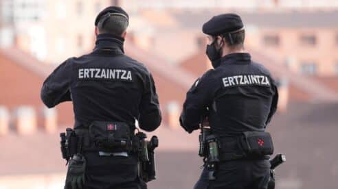 Prisión e inhabilitación a un ertzaina por abofetear y dar dos puñetazos a una mujer en los calabozos