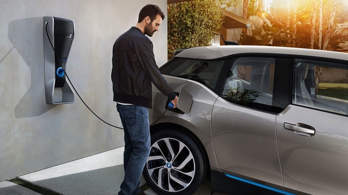 Los autónomos pueden deducirse el IVA asociado a la recarga de sus coches eléctricos