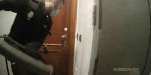 Patada en la puerta