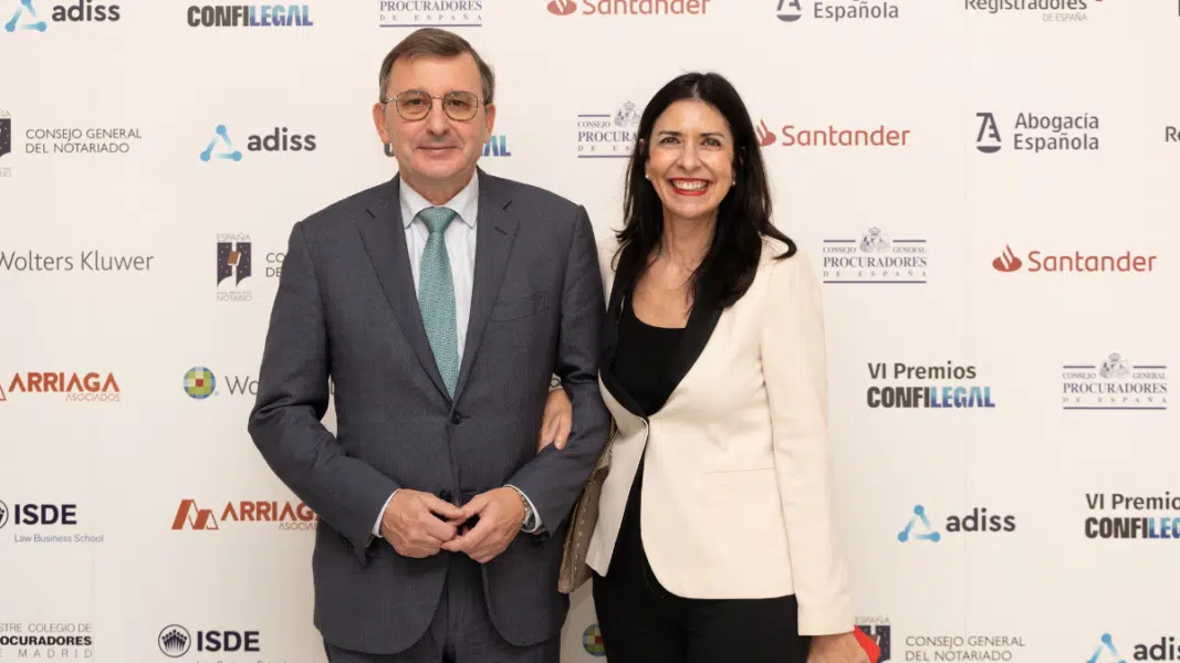 José Ángel Martínez Sanchiz, presidente del Consejo Nacional del Notariado y Ana Togores, directora de comunicación. Foto: Daniel Carpio. 