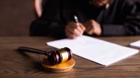 Falsear documentos para presentar en dos procesos judiciales trae como consecuencia tres años y medio de cárcel