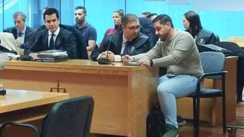 El TSJM mantiene la absolución de la ‘patada en la puerta’ pero determina que el acceso carecía «de habilitación legal»