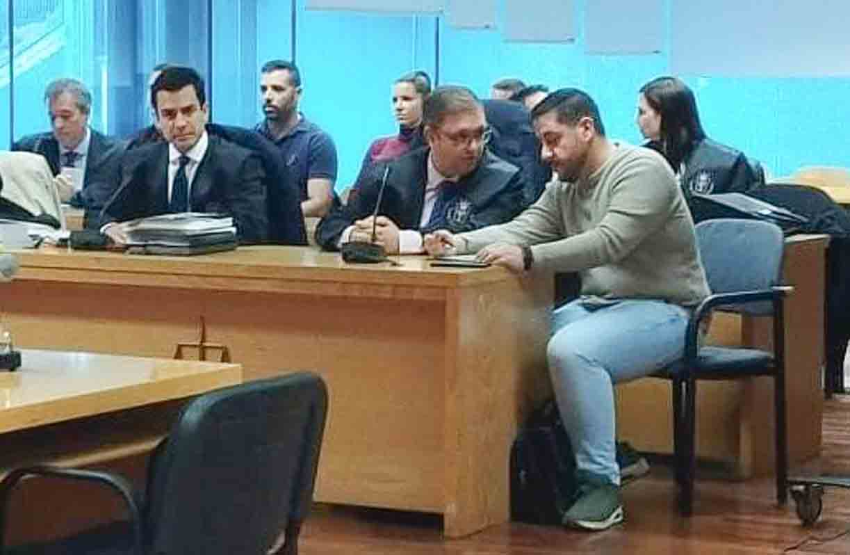 El TSJM mantiene la absolución de la ‘patada en la puerta’ pero determina que el acceso carecía «de habilitación legal»
