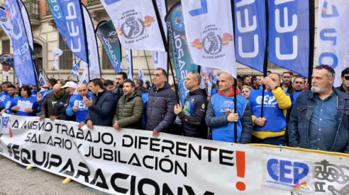 Policías y guardias civiles se concentran frente a Interior para reclamar la equiparación salarial y la jubilación digna