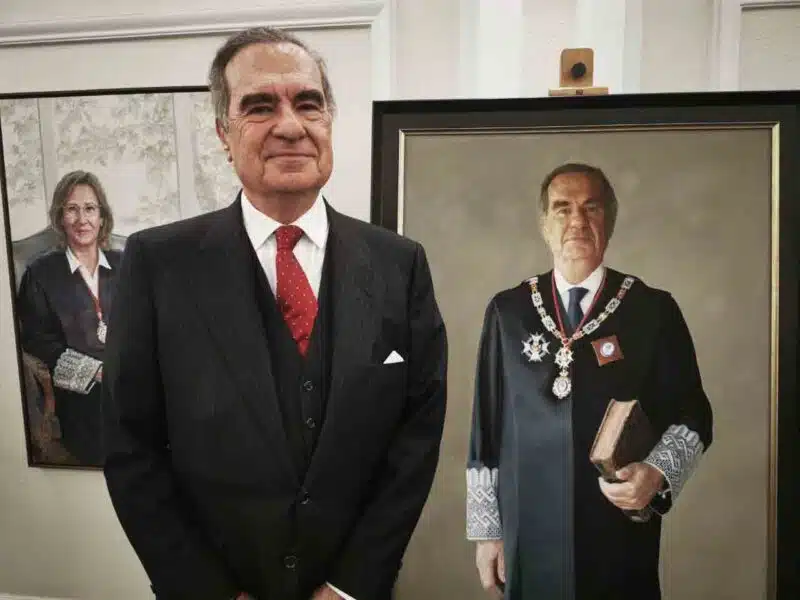 José María Alonso posando con el cuadro hiper realista pintado por el artista José Mosquera, que también asistió a la presentación. 