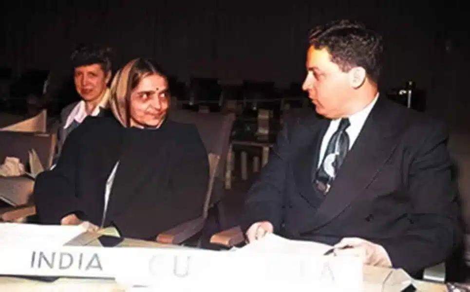 Hansa Mehta, de India (a la izquierda), con Carlos García Bauer, representante de Guatemala, antes de una sesión de la Comisión de Derechos Humanos de las Naciones Unidas, en Lake Success (Nueva York), en junio de 1949. ONU/Marvin Bolotsky. 