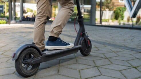 El Supremo confirma la multa de 3.120 euros a un joven que utilizaba un patinete sin carnet de conducir