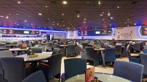 Una señora va al bingo, y gana más de 5.000 euros por caerse en el local sin tener «ni un rasguño»