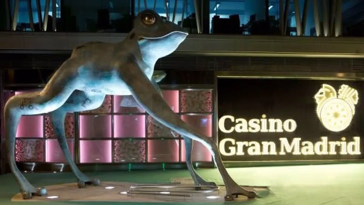 La rana gigante de Colón instalada por el Casino Gran Madrid tiene los días contados: el TSJM ordena su retirada