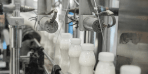 Una empleada de una fábrica de lácteos pide que su despido sea nulo tras quemar con detergente a una compañera, pero pierde