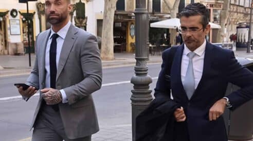 Ni la besó ni hizo que le tocara los genitales: la Justicia absuelve al hijo de George Best de abuso sexual