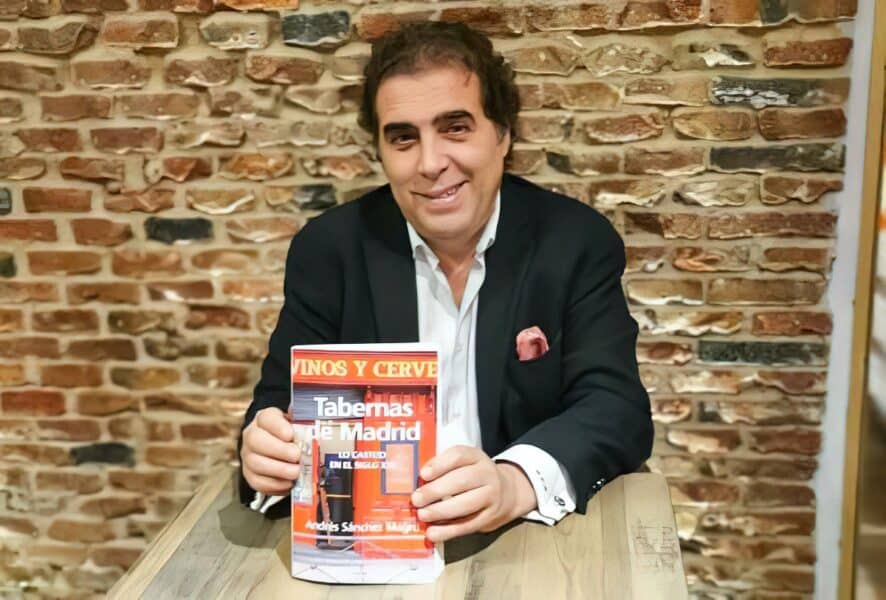 El libro lo escribió durante el pasado verano, razón por la cual desistió de hacer su tradicional Camino de Santiago. Foto: Carlos Berbell/Confilegal. 