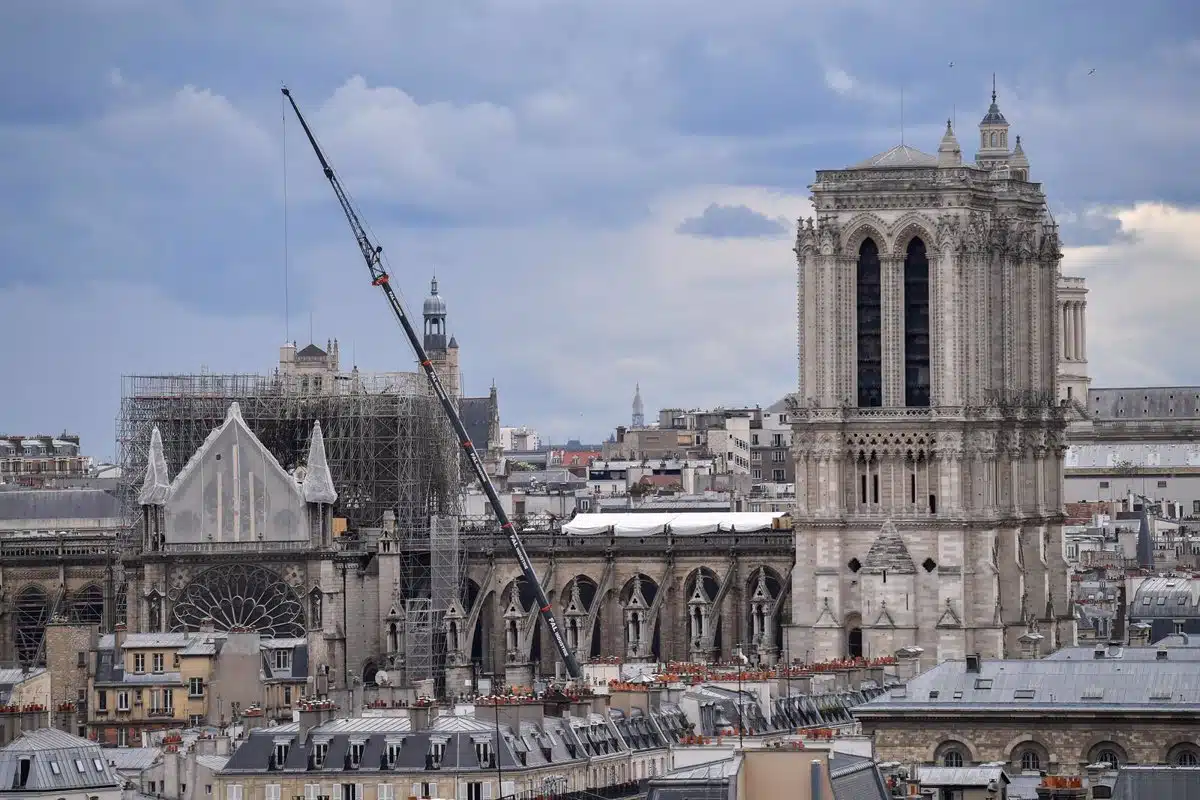 La Ley de Patrimonio Histórico protege las vidrieras españolas de repetir la situación de Notre Dame y Macron