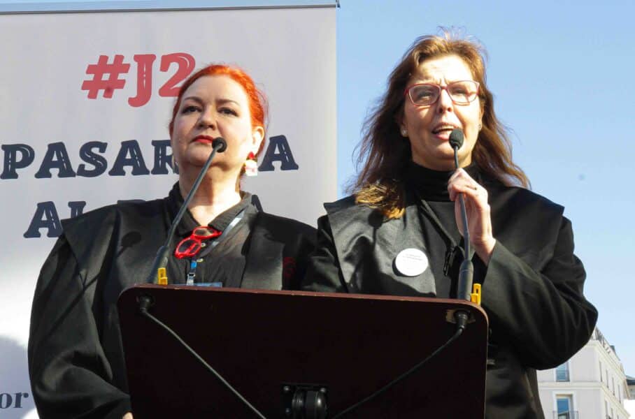 Ana Sánchez e Isabel Rabell durante la lectura del manifiesto. Foto: Carlos Berbell/Confilegal. 