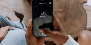 Fin a los filtros de belleza en TikTok para menores: un paso más para cuidar a los jóvenes en el entorno digital y su salud mental 