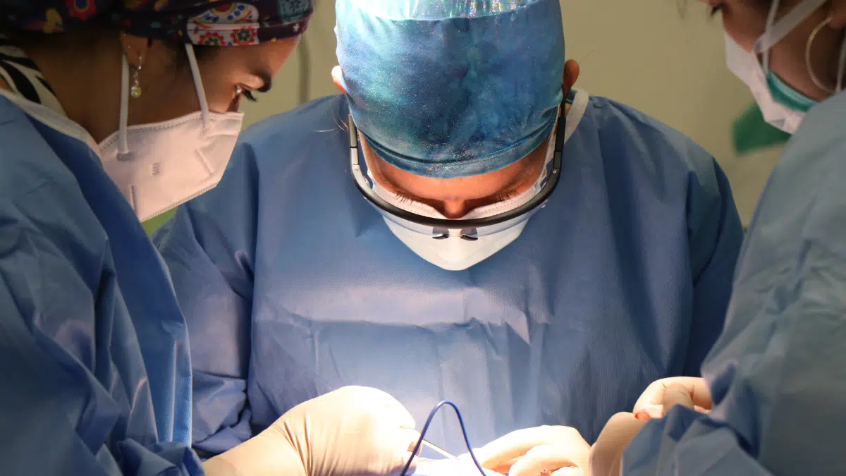 Una cirujana plástica indemniza con 8.000 euros a una paciente por publicar fotos en Instagram del antes y después del pecho