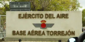 Suspendido de sueldo para un capitán del Ejército del Aire por acceder con dos civiles a la Base de Torrejón sin autorización