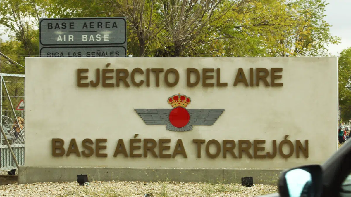 Suspendido de sueldo un capitán del Ejército del Aire por acceder con dos civiles a la Base de Torrejón sin autorización