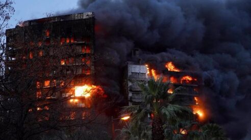 El juez autoriza a los afectados del incendio de Valencia a entrar en sus casas para retirar enseres personales