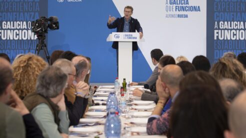 Feijóo acusa a Sánchez de ponerse «la toga de magistrado» para «suplantar» a los jueces