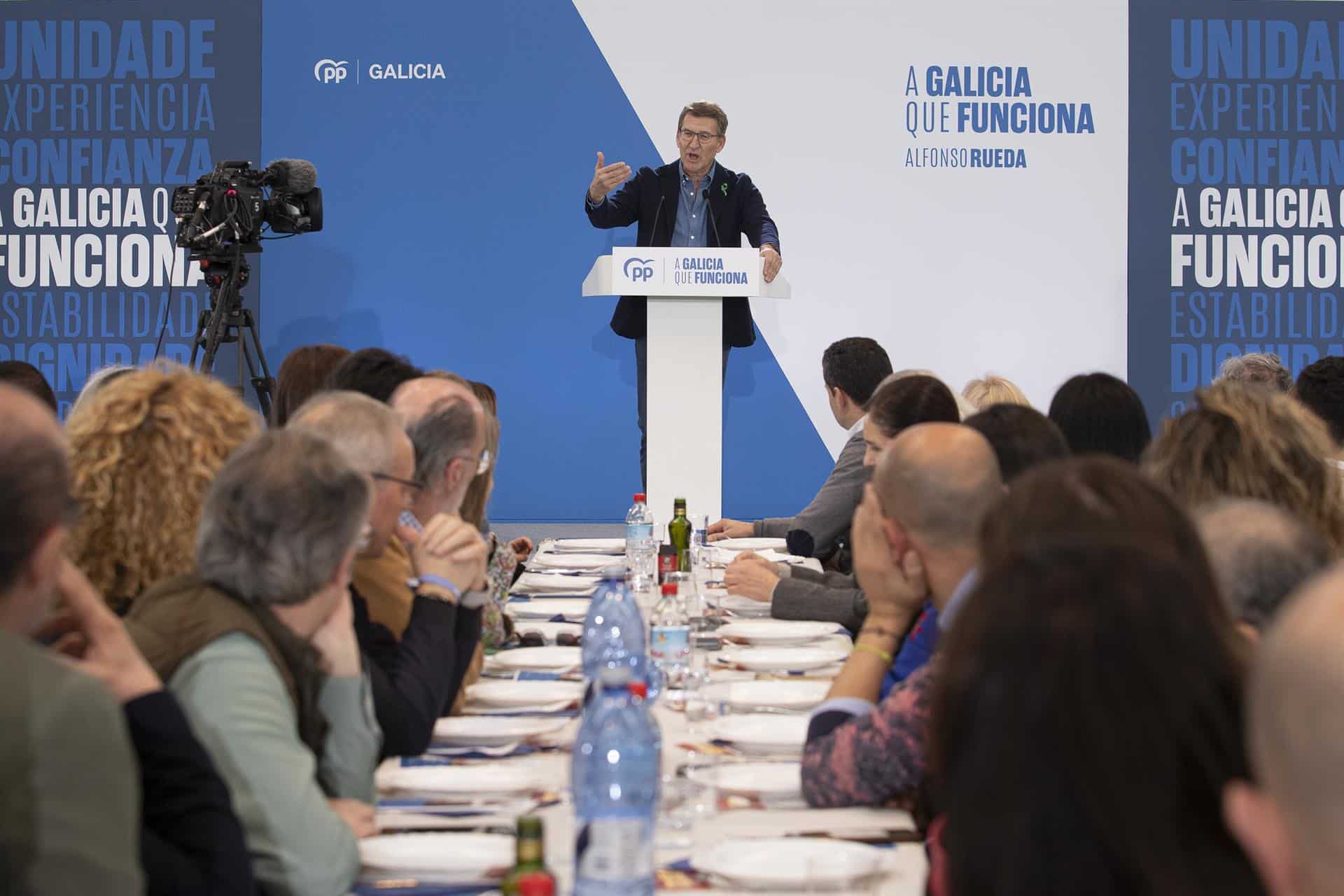 Feijóo acusa a Sánchez de ponerse «la toga de magistrado» para «suplantar» a los jueces