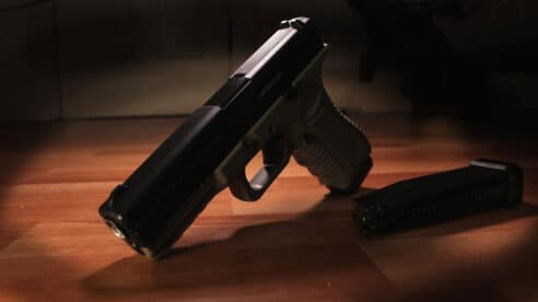 El TJUE avala el mantenimiento transitorio de licencias para armas semiautomáticas modificadas