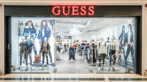 La Justicia avala despedir a una dependienta de Guess por caer en una estafa telefónica y transferir 2.845 euros