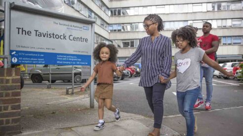La Seguridad Social inglesa anuncia que los menores trans ya no serán medicados con bloqueadores de la pubertad