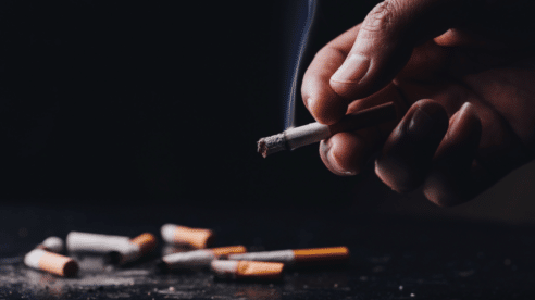 Hasta 6 cigarros al día, chicles y uso de móvil: un trabajador se justifica en los tribunales para no ser despedido