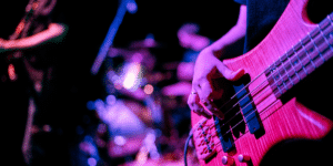 La Justicia no ve problema en que un empleado que estaba de baja por una lesión de hombro toque la guitarra en un concierto