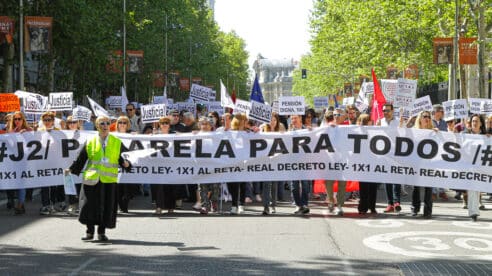 Abogados y procuradores recorren el centro de Madrid reivindicando una solución a sus jubilaciones
