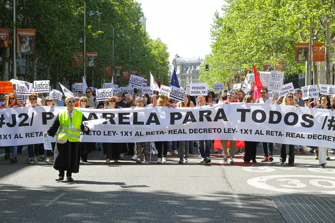 Abogados y procuradores recorren el centro de Madrid reivindicando una solución a sus jubilaciones