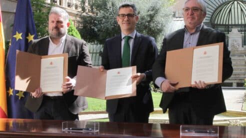 Bolaños, Jordán de Urries (CSIF) y Álvarez (UGT) rubrican el acuerdo de subida salarial para el territorio Ministerio