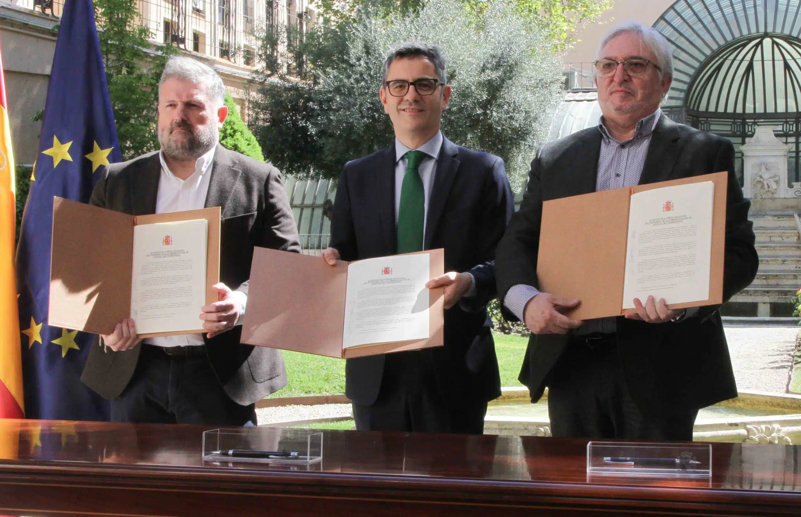 Bolaños, Jordán de Urries (CSIF) y Álvarez (UGT) rubrican el acuerdo de subida salarial para el territorio Ministerio