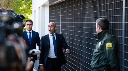 Rubiales deberá comparecer una vez al mes ante los juzgados y pedir permiso para ir al extranjero
