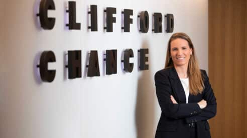 María Sabau, nueva socia de Clifford Chance, su nombramiento es parte de una promoción de 29 socios a nivel mundial