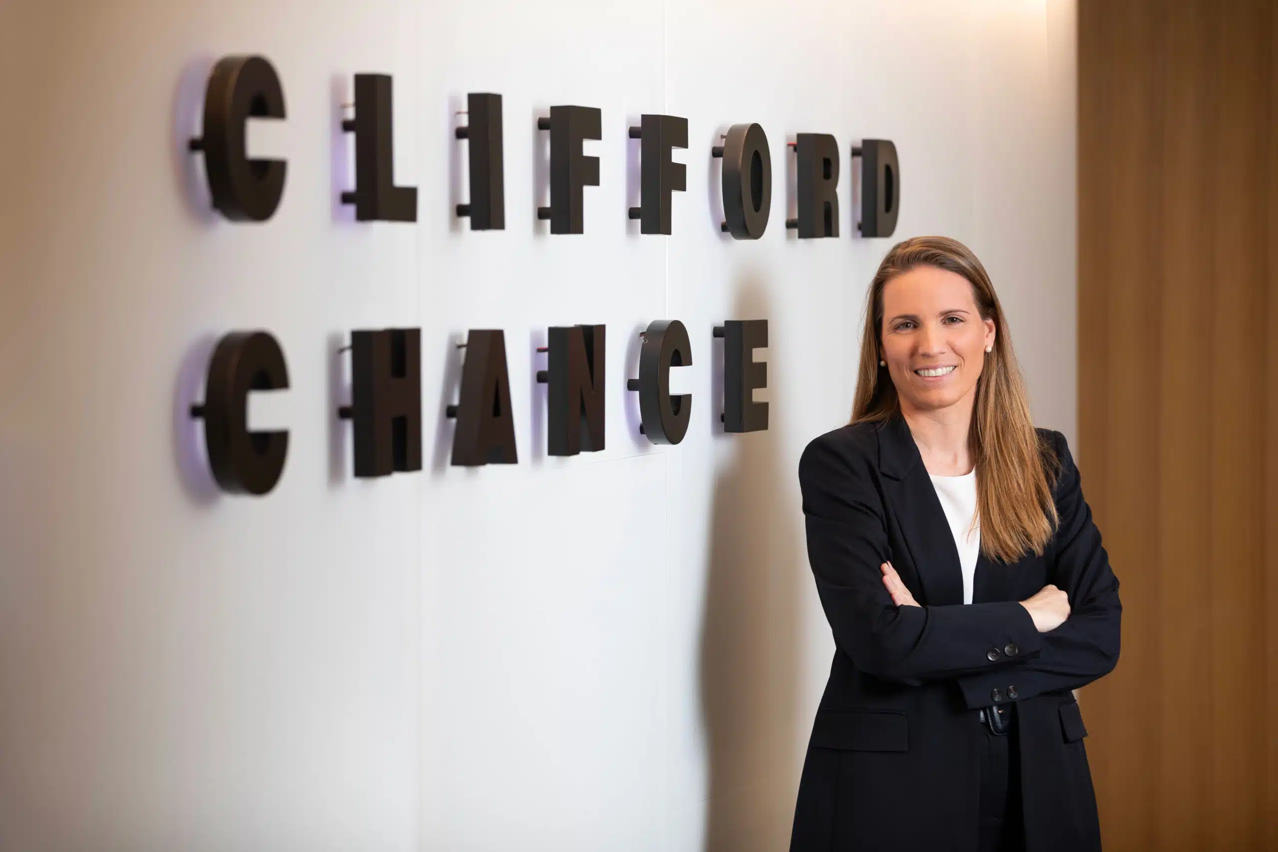 María Sabau, nueva socia de Clifford Chance, su nombramiento es parte de una promoción de 29 socios a nivel mundial