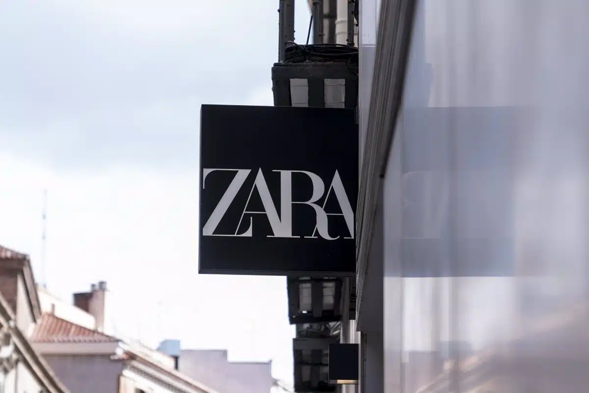 Un juzgado reconoce como enfermedad profesional una patología en un hombro de una vendedora de Zara