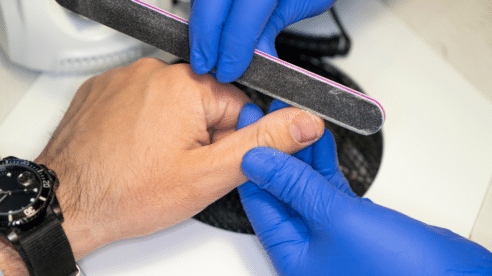 Una trabajadora de baja, despedida por montar un centro de uñas: le hizo la manicura al detective