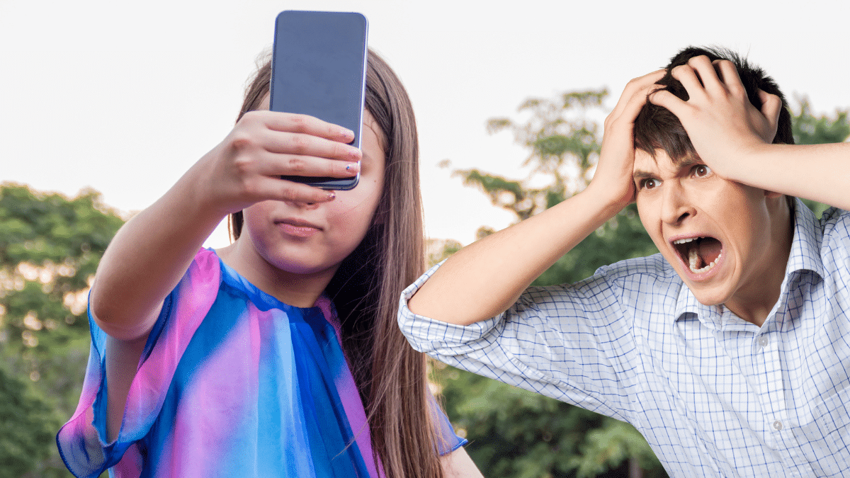 El derecho de corrección no consiste en insultar y pegar a tu hija para quitarle el móvil por unas fotos en redes