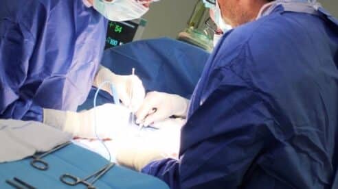 La aseguradora Divina Pastora, condenada a indemnizar con 5.000 euros a una mujer a la que el cirujano le “achicharró la barriga”