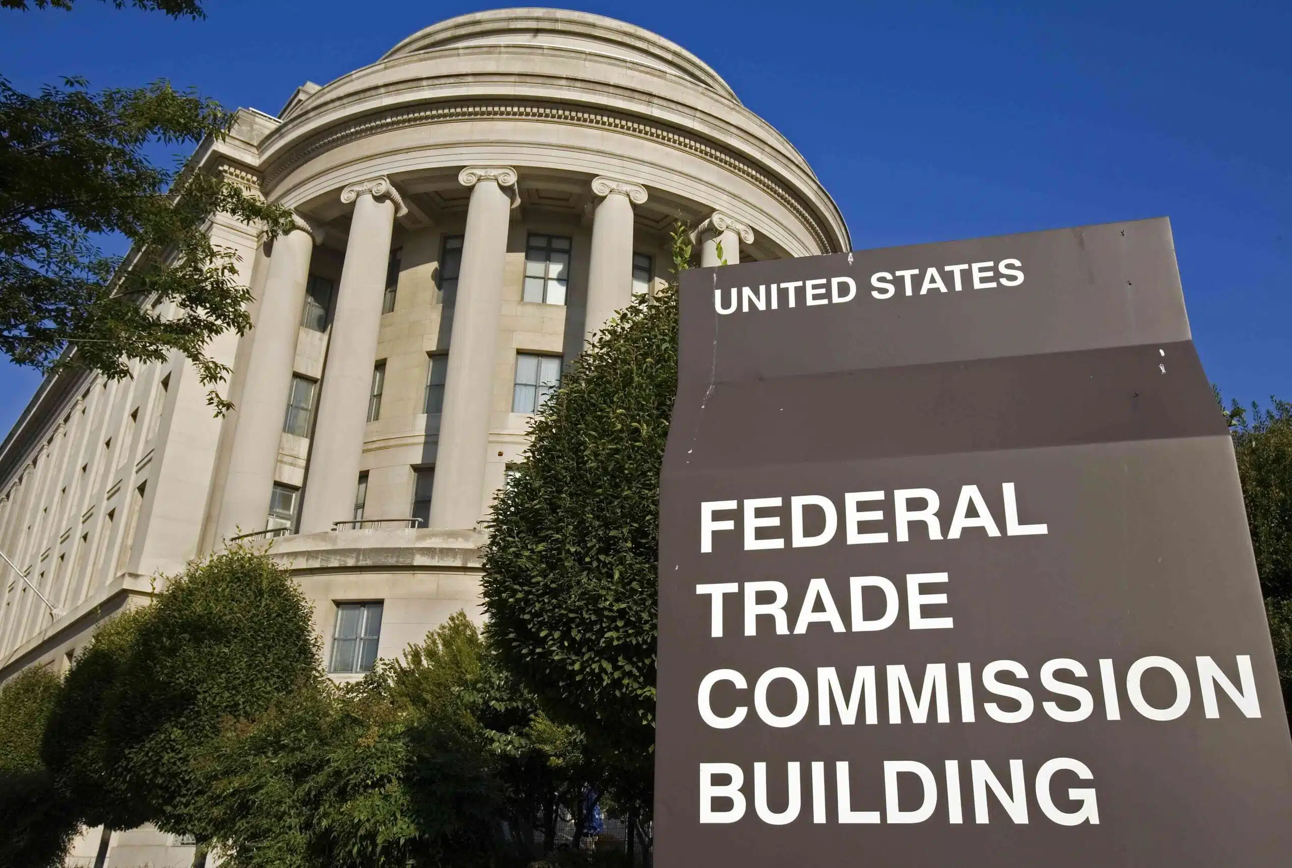 La FTC prohíbe las cláusulas de no competencia a empleados para impulsar la competencia y la innovación