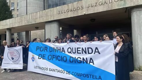 Un juzgado cita mañana al decano del Colegio de Abogados de Santiago por presuntas coacciones en la libertad sindical 
