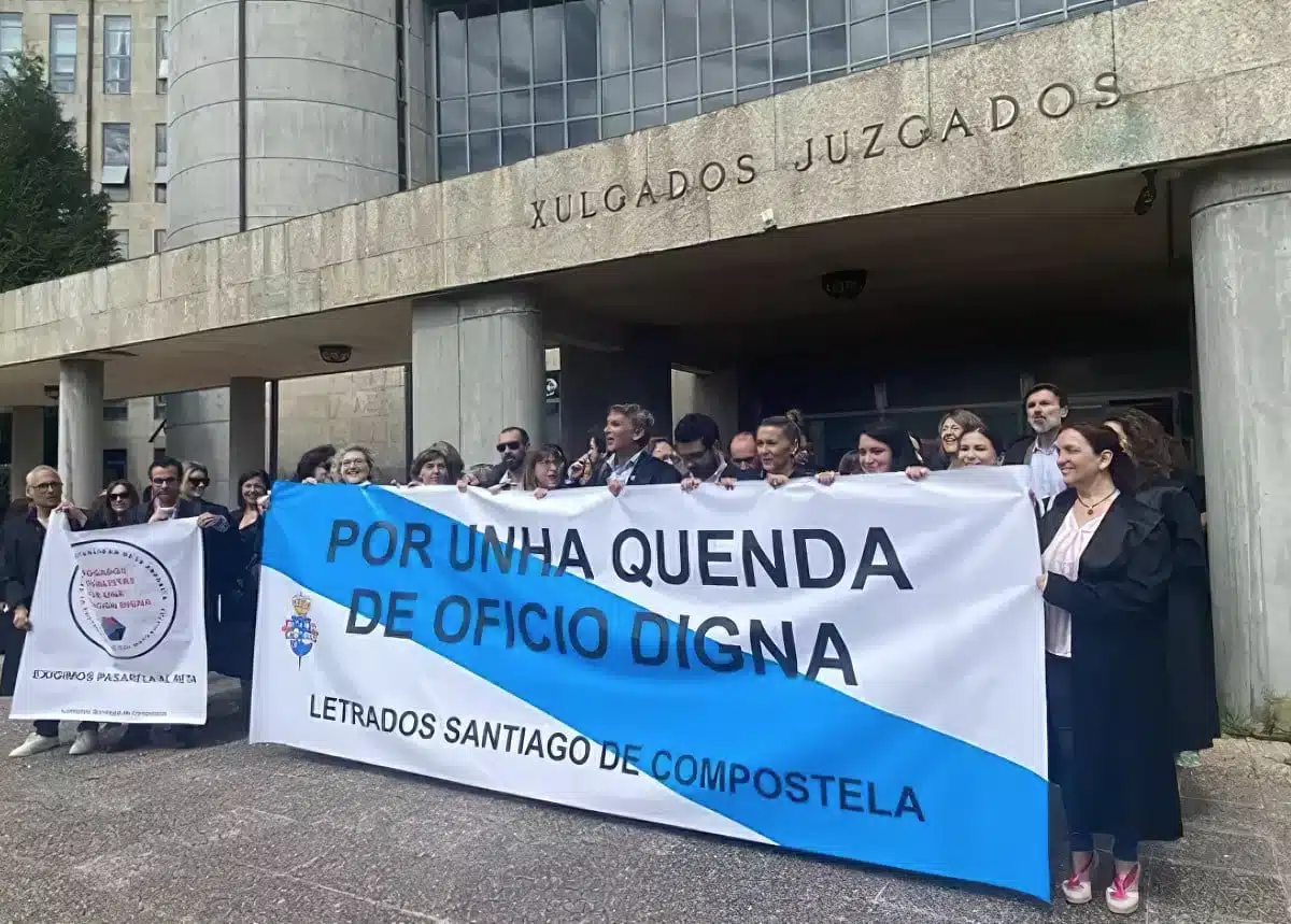 Un juzgado cita mañana al decano del Colegio de Abogados de Santiago por presuntas coacciones en la libertad sindical 