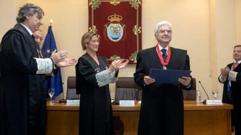 Francisco Baena Bocanegra recibe la Medalla al Mérito en el Servicio de la Abogacía, en Sevilla